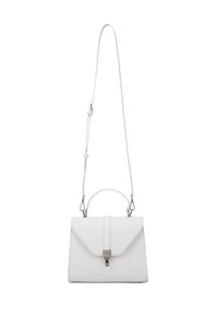 Sac à main en simili cuir blanc avec une forme structurée, bandoulière amovible, poignée supérieure, fermeture magnétique et accents en métal argenté.