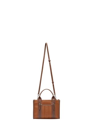 Hnedá kožená crossbody taška s dvoma prednými vertikálnymi vreckami na zips, krátkymi rúčkami a nastaviteľným dlhým ramenným popruhom.