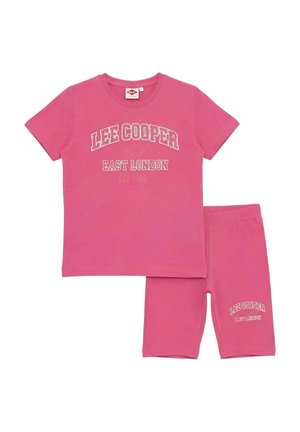 Ensemble composé d'un T-shirt rose à manches courtes et d'un short assorti avec l'inscription "Lee Cooper East London EST 1908" imprimée en blanc sur les deux pièces.
