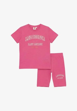 Ensemble composé d'un T-shirt rose à manches courtes et d'un short assorti avec l'inscription "Lee Cooper East London EST 1908" imprimée en blanc sur les deux pièces.