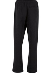 Czarne spodnie o prostych nogawkach z elastycznym paskiem w pasie i pojedynczą zasuwaną kieszenią z tyłu, pokazane od tyłu na białym tle.