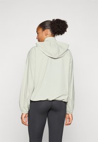 New Balance ATHLETICS PACKABLE JACKET - Vodootporna jakna - garter snake