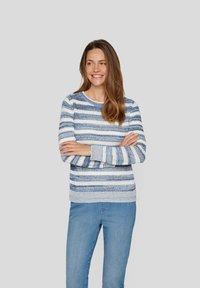 Gestreifter Pullover in Blau und Weiß, aus Strickstoff gefertigt. Verfügt über einen runden Ausschnitt und lange Ärmel, getragen mit hellblauen Jeans.