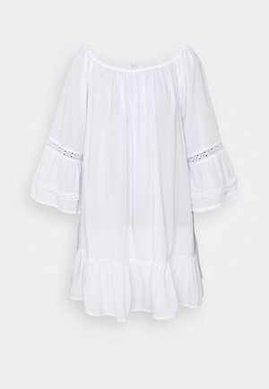 Λευκή βαμβακερή μπλούζα με λαιμόκοψη off-the-shoulder, ριχτό στρίφωμα και φουσκωτά μανίκια που διαθέτουν δαντελένιες λεπτομέρειες και επίπεδα στρώματα.