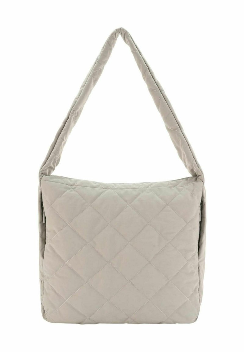 Sac à bandoulière beige matelassé avec une surface douce et texturée et une large sangle, doté d'une fermeture éclair et d'une forme rectangulaire.