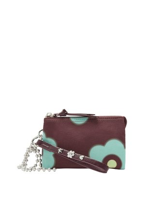 Mały bordowy portfelik na nadgarstek z turkusowymi i zielonymi wzorami kwiatów, srebrnym łańcuszkiem i ozdobnym paskiem z nitami w kształcie gwiazdy, kwiatu i serca.