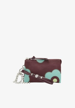 Mały bordowy portfelik na nadgarstek z turkusowymi i zielonymi wzorami kwiatów, srebrnym łańcuszkiem i ozdobnym paskiem z nitami w kształcie gwiazdy, kwiatu i serca.