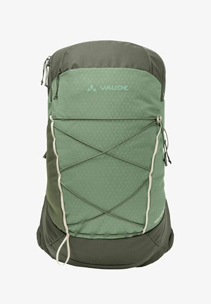 Groene rugzak met geometrisch patroon, verstelbare koord en accenten aan de onderkant. Het heeft een gestructureerde vorm en duurzame materialen.