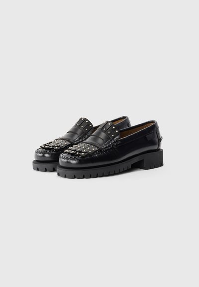 Schwarze Leder Slipper mit einer dicken, strukturierten Sohle. Verfügt über Metallnieten und geflochtene Akzente an der Vorderseite für zusätzlichen Detailreichtum.