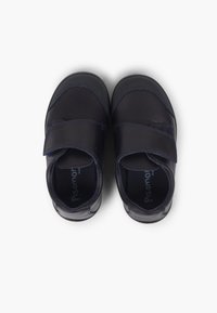 Chaussures en cuir bleu foncé avec un bout arrondi et une sangle Velcro. Présentent des coutures contrastées et une semelle texturée pour une meilleure adhérence.