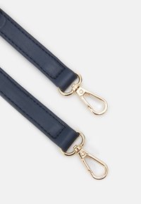 Cinturino in pelle blu navy con una texture liscia e accessori in metallo dorato, dotato di moschettoni girevoli a entrambe le estremità.