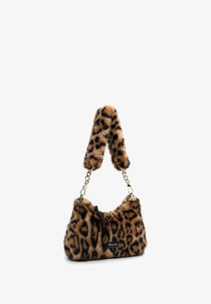 Bolso de mano de imitación de piel de leopardo marrón y negro con eslabones de cadena dorada y una gruesa correa de hombro de pelaje.