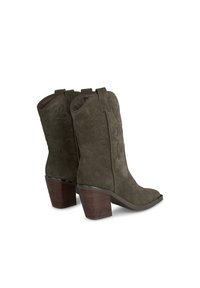 Stivali da cowboy in suede marrone con punta angolata, altezze testurizzate con ricami e tacco in legno impilato. Due anelli per il sollevamento nella parte superiore.