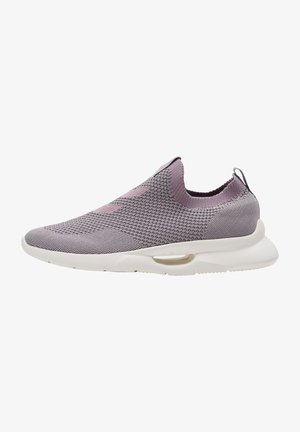 Chaussure de sport à enfiler en tissu tricoté texturé dans des teintes de violet et de gris, avec une semelle rembourrée et un détail de poche à air transparente.