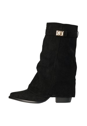 Sort midtkalv mockastøvle med lav blokhæl, spids tå, perforeret tekstur og dekorativt spændefnap i guld nær toppen.