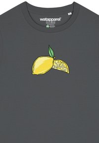 Dunkelgraues Baumwoll-T-Shirt mit einem gelben Zitronen- und Zitronenscheiben-Design auf der Vorderseite, ergänzt durch ein Blattdetail über der Zitrone.