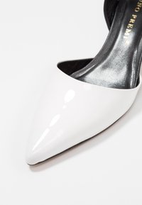 Bruno Premi Klasické lodičky - white