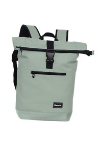 Sac à dos à rabat vert en tissu durable. Doté de fermetures éclair noires, de bretelles ajustables et d'une poche avant. Logo de la marque affiché.