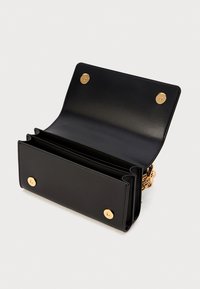 Schwarze Lederbörse mit strukturierter Oberfläche, ausgestattet mit goldfarbenen Beschlägen, einem Klappverschluss und mehreren Kartenfächern innen.