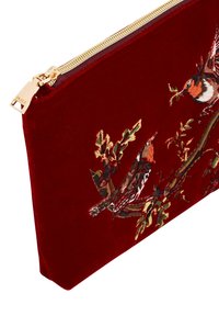 Rode fluwelen pouch met gouden ritssluiting, versierd met geborduurde vogels en loof in levendige kleuren. Zachte textuur, rechthoekige vorm, compact ontwerp.