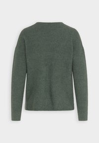 Pulover verde cu dungi, cu umeri lăsați, mâneci lungi și guler rotund. Țesătura are un aspect moale și texturat.