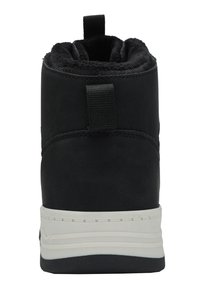 Schwarzer Stiefel mit einer glatten synthetischen Oberseite, weichem Futter und einer weißen Gummisohle mit strukturierten Akzenten. Inklusive einer Zuglasche an der Rückseite für leichteres Anziehen.