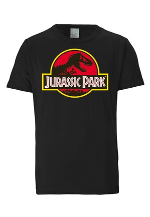 Sort bomulds t-shirt med et stort rødt og gult cirkulært grafisk design med en dinosaur silhuet og teksten "Jurassic Park."