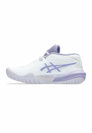 Chaussure de sport blanche et lavande avec une languette en mesh, une semelle texturée et un logo lavande sur le côté, vue de l'extérieur.