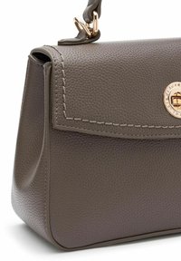 Bruine leren handtas met textuur, voorzien van een magnetische klepsluiting, gouden hardware en een kettingstrap. Versierd met decoratieve stiksels.