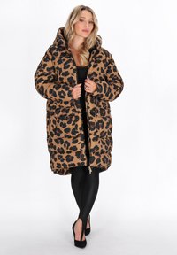 Pufjakke med leopardprint i brun og sort, der har hætte, frontlynlås og to store lommer. Glat, polstret tekstur, knælangt design.