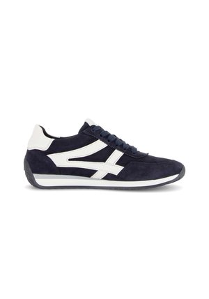 Marineblauwe en witte lage sneaker met vetersluiting en een witte logostreep aan de zijkant tegen een witte achtergrond.
