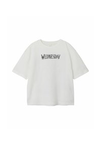 Vit oversized t-shirt med ordet "WEDNESDAY" i svart, gotisk stil. Tillverkad av mjukt tyg med korta ärmar och rundad halsringning.