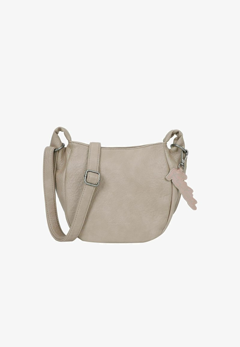 Beige Leder-Crossbody-Tasche mit geschwungenem Design, strukturiertem Oberflächenfinish, verstellbarem Riemen und einem dekorativen rosa Anhänger.