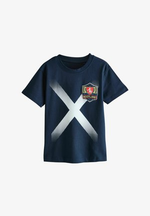 Marineblaues T-Shirt mit großem weißem Andreaskreuz und einem Schottland-Wappen auf der linken Brust.