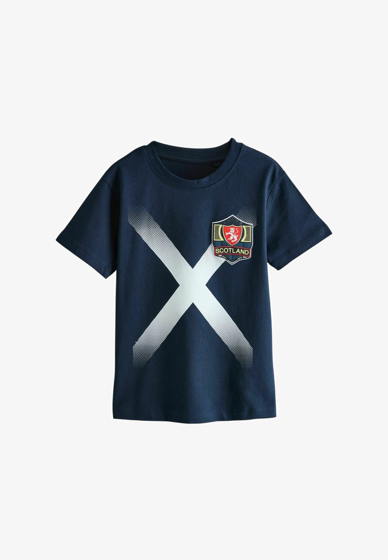 T-shirt bleu marine avec une grande croix blanche de saint André et un écusson du blason d'Écosse sur la poitrine gauche.