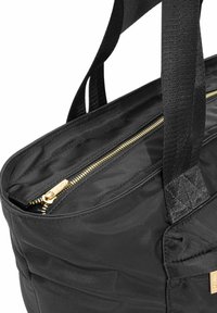 Czarna nylonowa torba tote z złotym suwakiem, wyposażona w dwa trwałe uchwyty z tkaniny oraz pikowaną strukturę. Idealna do codziennego użytku lub podróży.