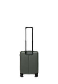 Kompaktní tmavě zelený tvrdý kufr s prodlouženou černou teleskopickou rukojetí a čtyřmi černými otočnými koly na bílém pozadí.