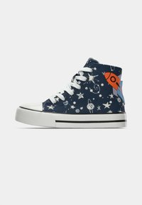 Αθλητικό παπούτσι τύπου high-top από καμβά σε ναυτικό μπλε με μοτίβο λευκών αστεριών και πλανητών και πορτοκαλί λεπτομέρεια ρουκέτας, με λευκά κορδόνια και μαύρη λαστιχένια σόλα.