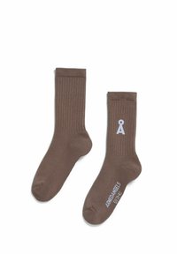 Braune Baumwollsocken mit gerippter Struktur. Auf einer Seite befindet sich ein hellblaues Logo. Knöchellanges Design für Komfort und Stil.