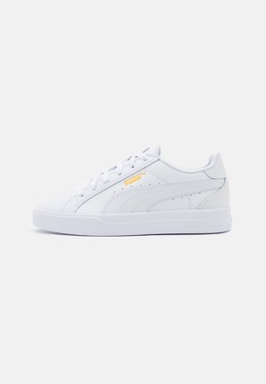 Weißer Puma Low-Top Sneaker mit weißen Schnürsenkeln, goldenem Puma-Logo an der Seite und dicker weißer Sohle auf einfachem Hintergrund.