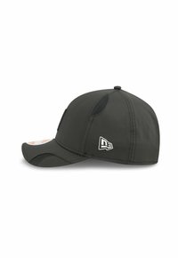 Schwarze Baseballmütze mit gebogenem Schirm, aus einem strukturierten Stoff und mit Netzpaneelen für Belüftung. New Era-Logo an der Seite.