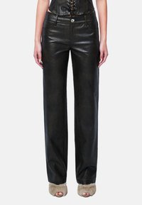 Schwarze Leder-Hosen mit weitem Bein und glatter Textur, ausgestattet mit vorderen Taschen und einem Knopfverschluss an der Taille.
