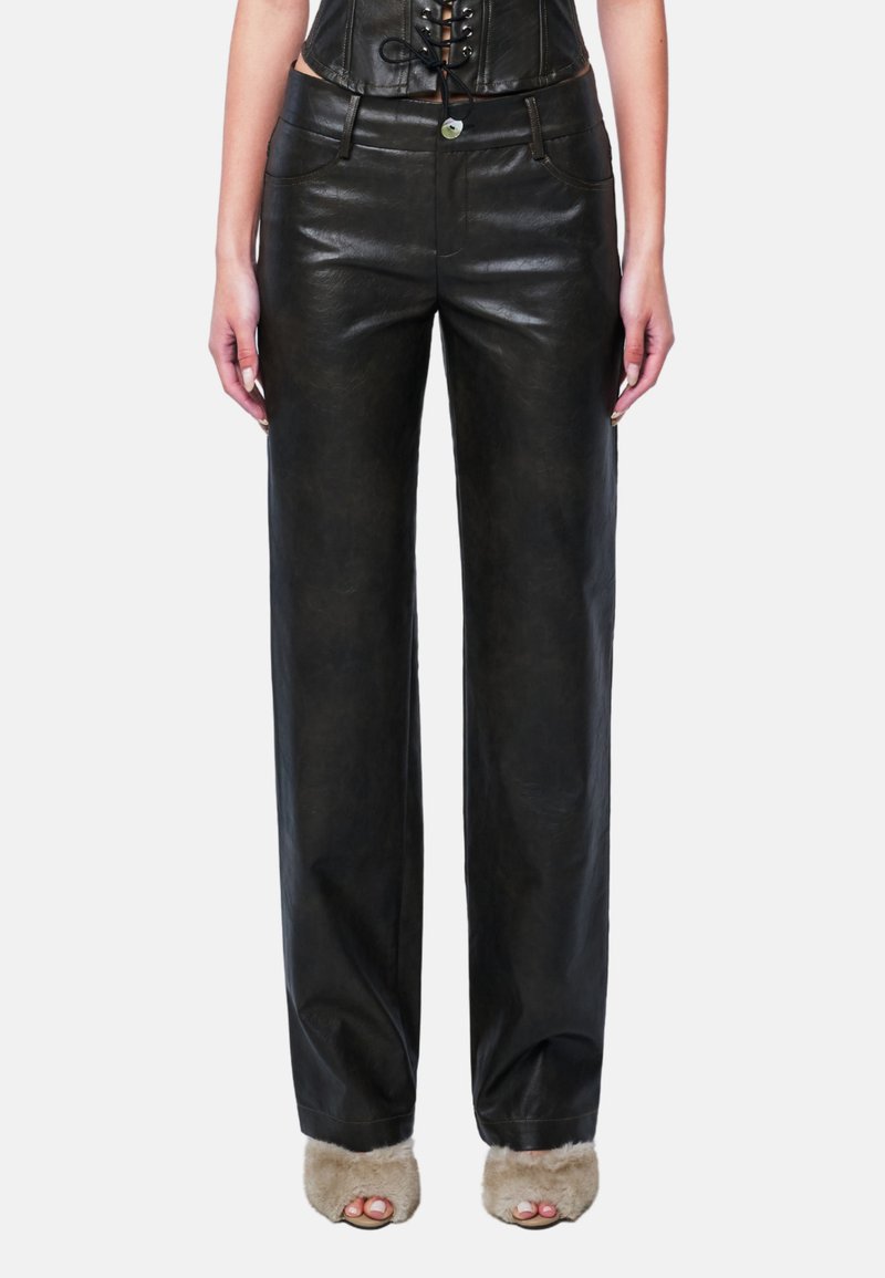 Schwarze Leder-Hosen mit weitem Bein und glatter Textur, ausgestattet mit vorderen Taschen und einem Knopfverschluss an der Taille.