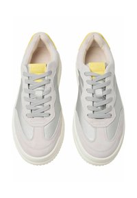 Baskets gris clair avec une texture lisse et en daim. Présentent des accents jaunes, un système de laçage et une semelle en caoutchouc blanche.