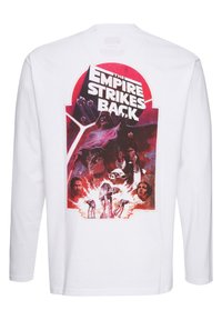 Pitkähihainen valkoinen T-paita, jossa on värikäs printti "Imperiumin vastaisku" -elokuvasta, ja hahmoja sekä kohtauksia punaisella, mustalla ja oranssilla.