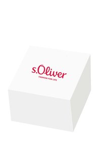 Scatola bianca con una superficie liscia, con il logo "s.Oliver" in rosso e la frase "FASHION FOR LIFE" in un font moderno.