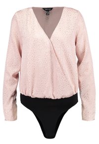 Langärmliger Bodysuit aus sanftem pinkfarbenem Stoff mit metallic Punkten. V-Ausschnitt, tailliert und mit schwarzem Unterteil. Glatte Textur.