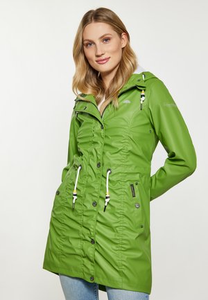 Grüne wasserdichte Jacke mit tailliertem Schnitt, Vorderknöpfen, weißem Kapuzenfutter und Kordelzügen, sichtbar genäht und mit Taschen.