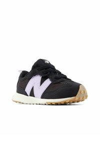 Baskets New Balance noires et violettes avec semelle texturée et logo "N" sur le côté, présentées à un léger angle sur un fond blanc.