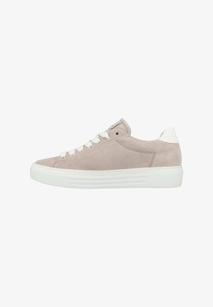 Helle graue Wildledersneaker mit glatter Oberfläche, weißer Gummisohle und flachen Schnürsenkeln. Verfügt über abgerundete Kanten und einen gepolsterten Knöchel.